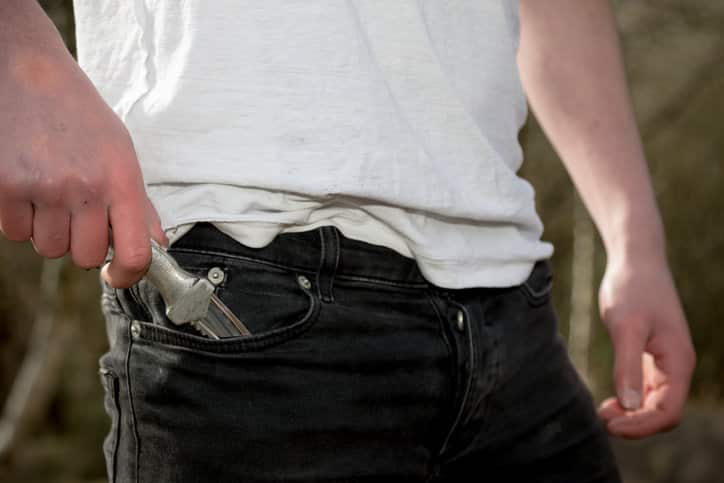 Government plan tougher knife penalties.	
